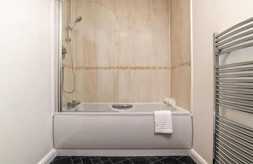 Central Aberdeen Apartment | Queens Crescent - Stylish retreat and Tranquil