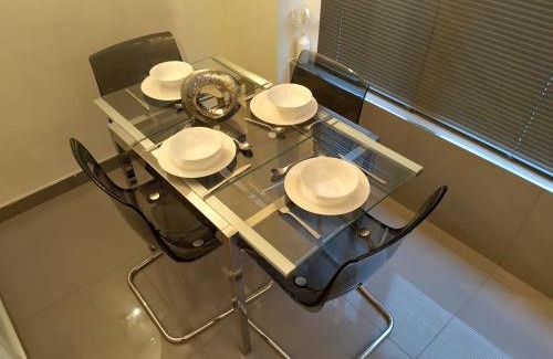 Pembroke Dock Apartment | Cozy Queens Holiday Basement with Breakfast & Hot Tub