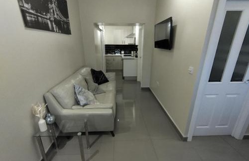 Pembroke Dock Apartment | Cozy Queens Holiday Basement with Breakfast & Hot Tub