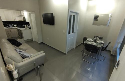 Pembroke Dock Apartment | Cozy Queens Holiday Basement with Breakfast & Hot Tub