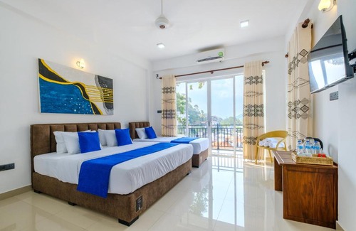 Tennekumbura Hotel | Discover Queens Mount Ridge: Family-Friendly with Pool & Breakfast