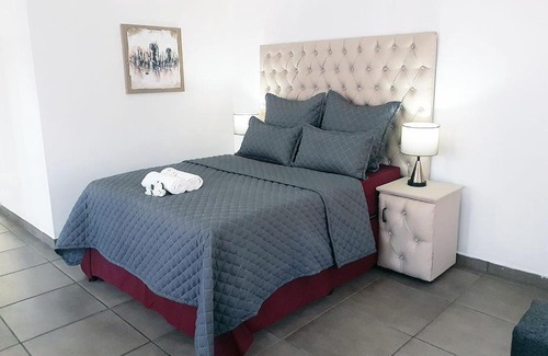 Hatfield Apartment | Family-Friendly Stay at Queens Palace: Budget Bliss Awaits