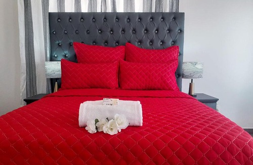 Hatfield Apartment | Family-Friendly Stay at Queens Palace: Budget Bliss Awaits