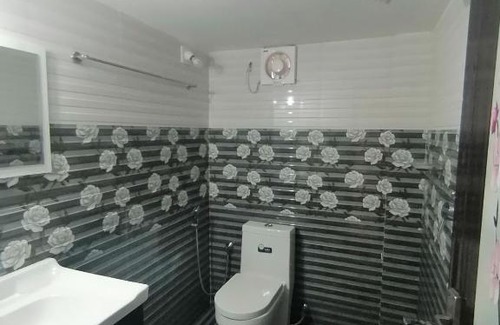 Kodungallur Apartment | Budget-Friendly Queens Residency: Breakfast & Family Comfort