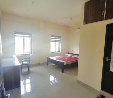 Kodungallur Apartment | Budget-Friendly Queens Residency: Breakfast & Family Comfort