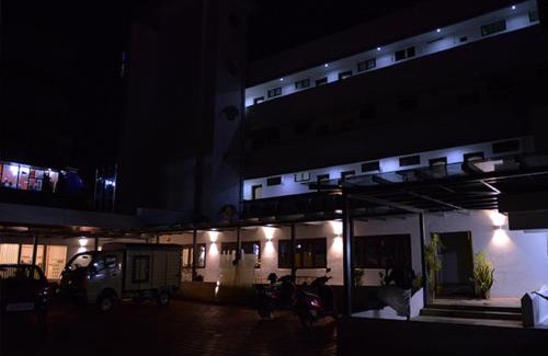 Vadakara Hotel | Budget-Friendly Stay at Queens Tourist Home with Spa Access