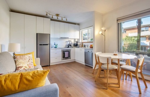Queenscliff Apartment | Queenscliff Beach Pad: Family-Friendly Retreat by the Sea