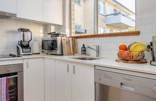 Queenscliff Apartment | Queenscliff Beach Pad: Family-Friendly Retreat by the Sea