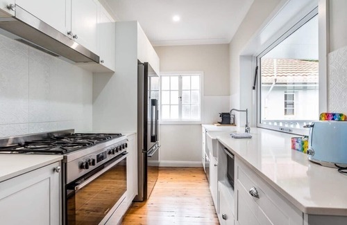 Newmarket House | Family-Friendly 3BR Queenslander with Backyard Retreat