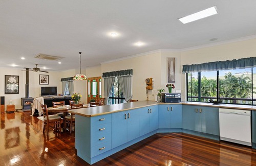 Urraween House | Relax at Queenslander on Madsen with Oceanfront Views