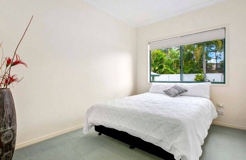 Urraween House | Relax at Queenslander on Madsen with Oceanfront Views