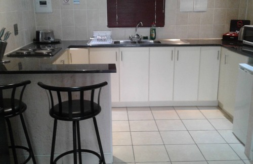 Maun Apartment | Discover Queness Inn: Family-Friendly Stay with Breakfast