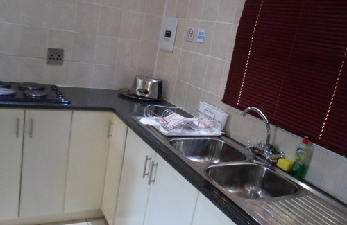 Maun Apartment | Discover Queness Inn: Family-Friendly Stay with Breakfast