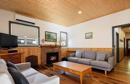 Queenstown Cottage | Quentin's Cottage - cosy restored miner's house-close to rainforest and trails!