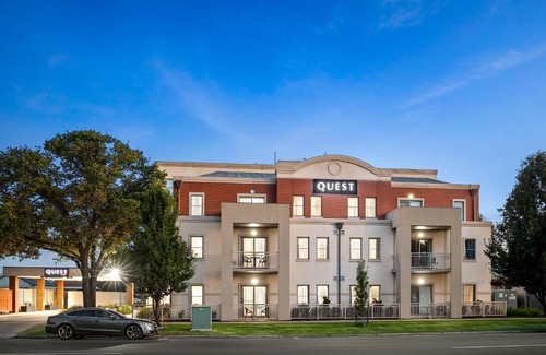 Echuca Apartment | Discover Quest Echuca: 4-Star Retreat with Pool and Breakfast