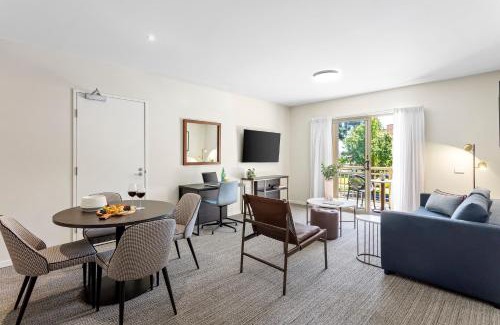 Echuca Apartment | Discover Quest Echuca: 4-Star Retreat with Pool and Breakfast