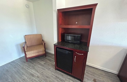 Weatherford Hotel | Cozy Quest Inn: Family-Friendly Stay with Breakfast Included