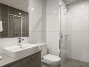 Liverpool Apartment | Elegant Quest Liverpool: 5-Star Stay with Hot Tub & Breakfast