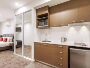 Liverpool Apartment | Elegant Quest Liverpool: 5-Star Stay with Hot Tub & Breakfast