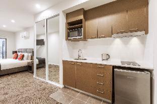Liverpool Apartment | Elegant Quest Liverpool: 5-Star Stay with Hot Tub & Breakfast