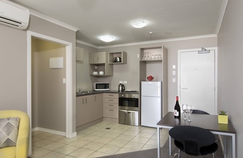 Hamilton Apartment | Top-Rated Quest On Ward: Family-Friendly with Pool Access