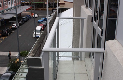 Hamilton Apartment | Top-Rated Quest On Ward: Family-Friendly with Pool Access