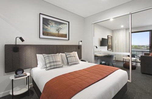 Orange Apartment | Elegant Quest Orange: 5-Star Stay with Family-Friendly Amenities