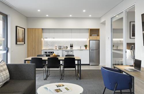 Orange Apartment | Elegant Quest Orange: 5-Star Stay with Family-Friendly Amenities
