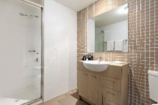 Singleton Apartment | Elegant Quest Singleton: 5-Star Comfort & Family-Friendly Amenities