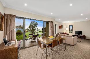 Singleton Apartment | Elegant Quest Singleton: 5-Star Comfort & Family-Friendly Amenities