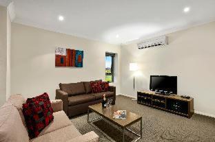Singleton Apartment | Elegant Quest Singleton: 5-Star Comfort & Family-Friendly Amenities