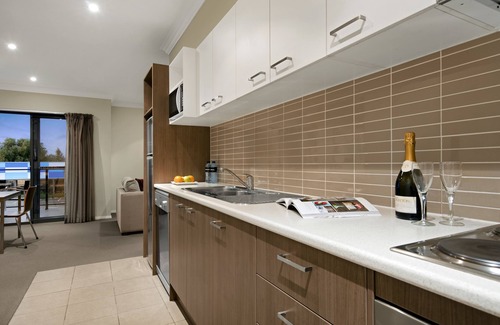 Singleton Apartment | Elegant Quest Singleton: 4-Star Stay with Family-Friendly Amenities