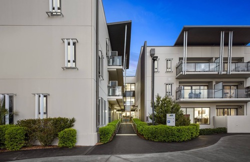 Singleton Apartment | Elegant Quest Singleton: 4-Star Stay with Family-Friendly Amenities