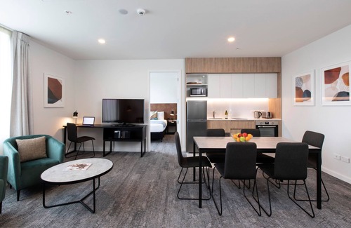 Milford Apartment | Oceanfront Quest Takapuna: Guest Rated 9.6/10, Family Friendly