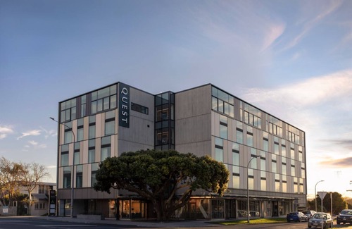 Milford Apartment | Oceanfront Quest Takapuna: Guest Rated 9.6/10, Family Friendly