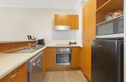 East Tamworth Apartment | Elegant Quest Tamworth: 5-Star Stay with Pool & Breakfast