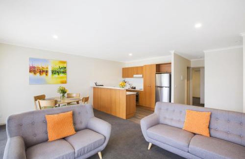 East Tamworth Apartment | Elegant Quest Tamworth: 5-Star Stay with Pool & Breakfast