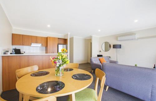 East Tamworth Apartment | Elegant Quest Tamworth: 5-Star Stay with Pool & Breakfast