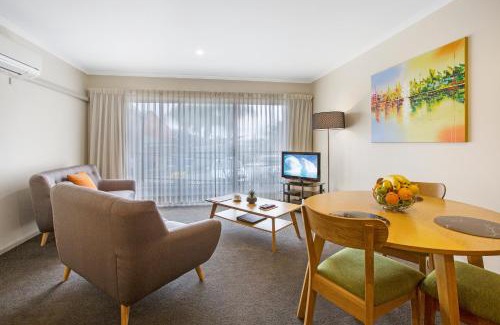 East Tamworth Apartment | Elegant Quest Tamworth: 5-Star Stay with Pool & Breakfast