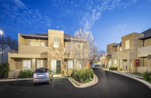 Wagga Wagga Apartment | Elegant Quest Wagga Wagga: Family-Friendly with Pool Access