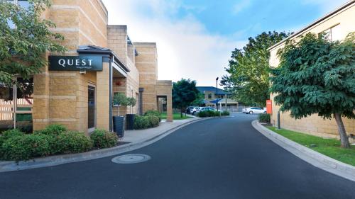 Wagga Wagga Apartment | Elegant Quest Wagga Wagga: Family-Friendly with Pool Access