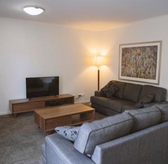 Wagga Wagga Apartment | Elegant Quest Wagga Wagga: Family-Friendly with Pool Access