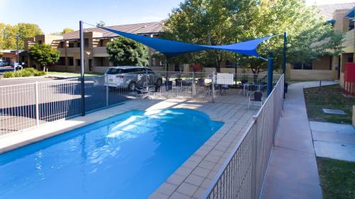 Wagga Wagga Apartment | Elegant Quest Wagga Wagga: Family-Friendly with Pool Access