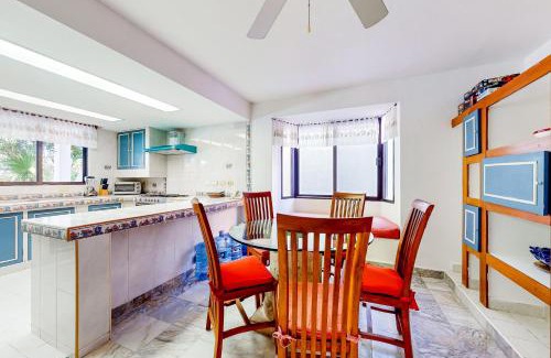 Punta Cancun House | Quetzal 18: Family-Friendly Retreat with Inviting Pool