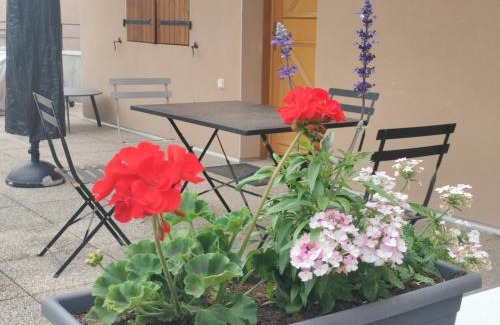 Tallard Apartment | Tranquil Retreat with Ocean Views and Breakfast Included