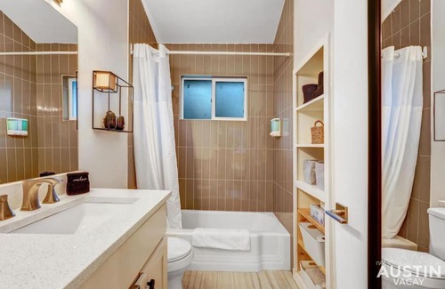 North University House | Convenient 1BD Retreat Near Central Austin Attractions