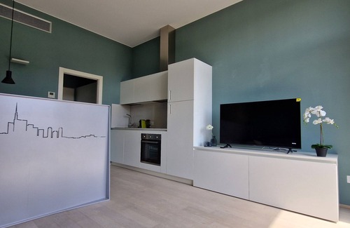 Greco House | Inviting Flat Lucini with Private Garden and Parking Access