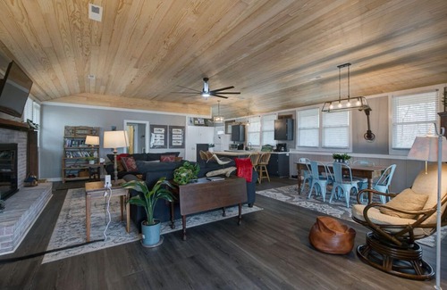 Ridgeway House | Ideal Lakefront Retreat for Family Fun and Water Activities