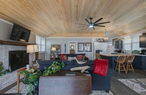 Ridgeway House | Ideal Lakefront Retreat for Family Fun and Water Activities