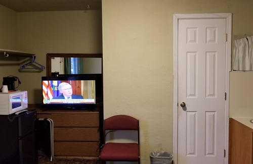 Myrtle Creek Hotel | Comfortable Quick Stop Motel with Breakfast & Family Amenities